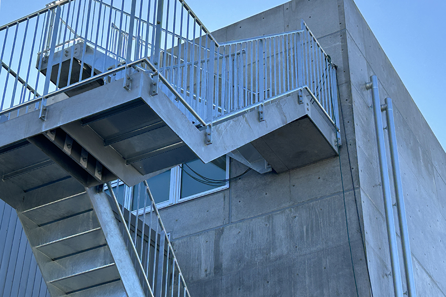 焼津市 公共施設 外部階段４